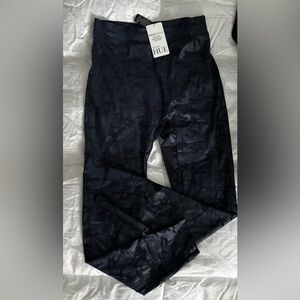 Hue NWT size Large Sleek effects leggings.